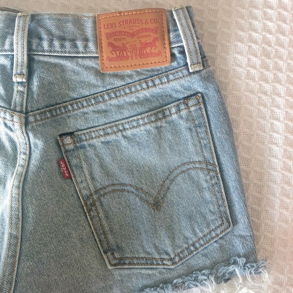 Levi's Wedgie Fit Shorts Out of the Blue Wash - Picture 8 of 8
